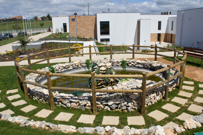 Fachada e jardins da residência