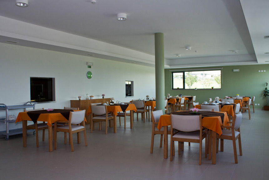 Sala de refeições ampla e acolhedora